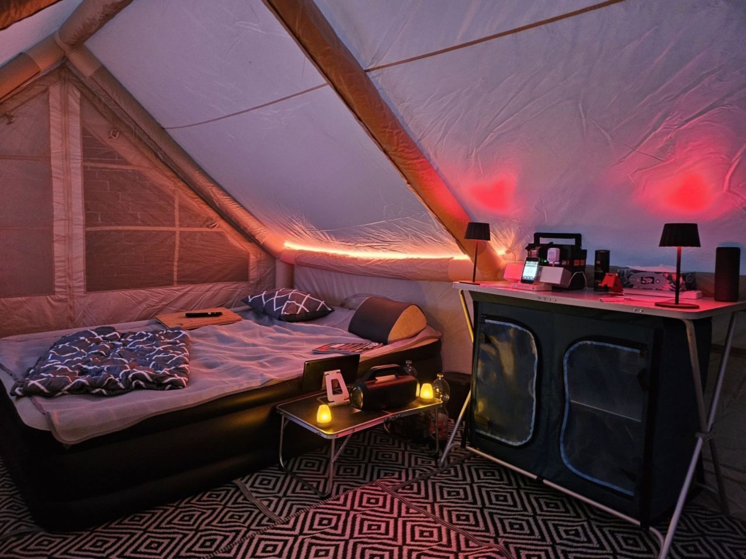 Glamping-Zelt mit Bett, Beleuchtung und Ablagebereich