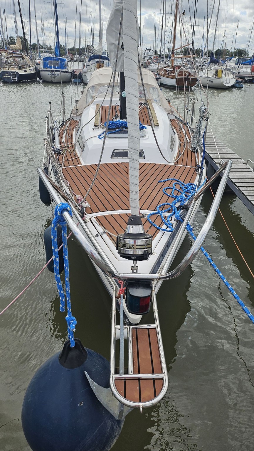 Blick über den Bug und das Deck meiner kleinen Segelyacht im Hafen