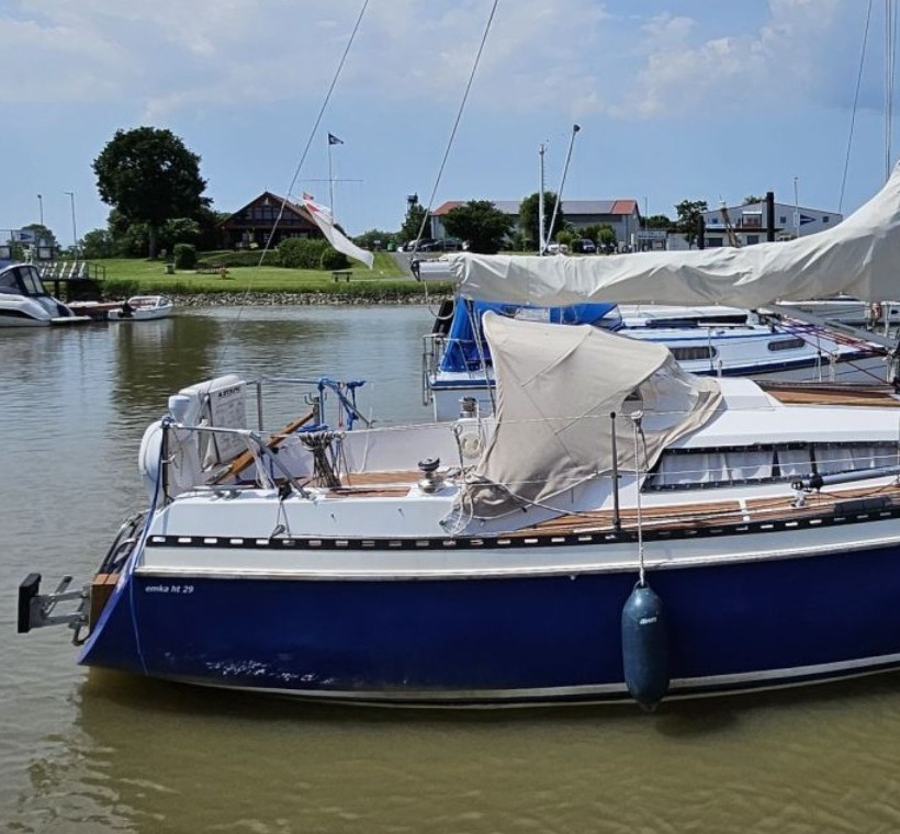 Detailansicht von Deck und Aufbau meiner kleinen Segelyacht