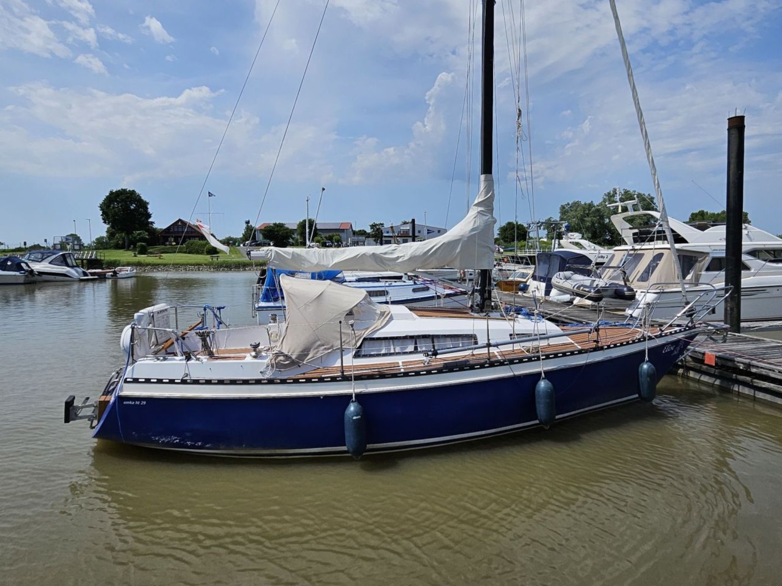 Meine kleine Segelyacht seitlich am Steg im Hafen